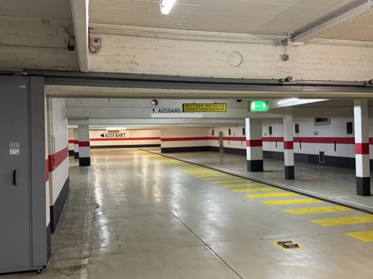 Feststellanlage an einem Brandschutztor in einer Tiefgarage (Foto: DICTATOR Technik GmbH)