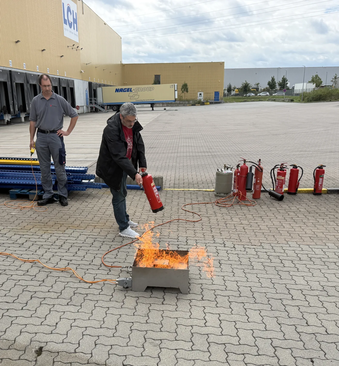 Praktische Löschübung bei einer Brandschutzhelfer-Schulung von SH-Brandschutz